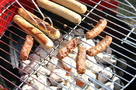 Gegrillte Würstchen und Hot Dogs auf dem Holzkohlegrill KOSTENLOSES Stock-Photo-Bild, grillen,  bratwürste,  hot dogs