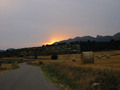 Winding Road Through Golden Fields at Sunset KOSTENLOSES Stock-Photo-Bild, landschaften, himmel, sonnenuntergang