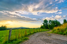 Winding Gravel Path in Farmland at Sunset KOSTENLOSES Stock-Photo-Bild, landwirtschaft, sunset, grün