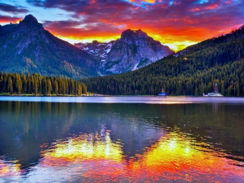 Vibrant Mountain Sunset FREE Stock Photo, sunset,  mountains,  lake picture